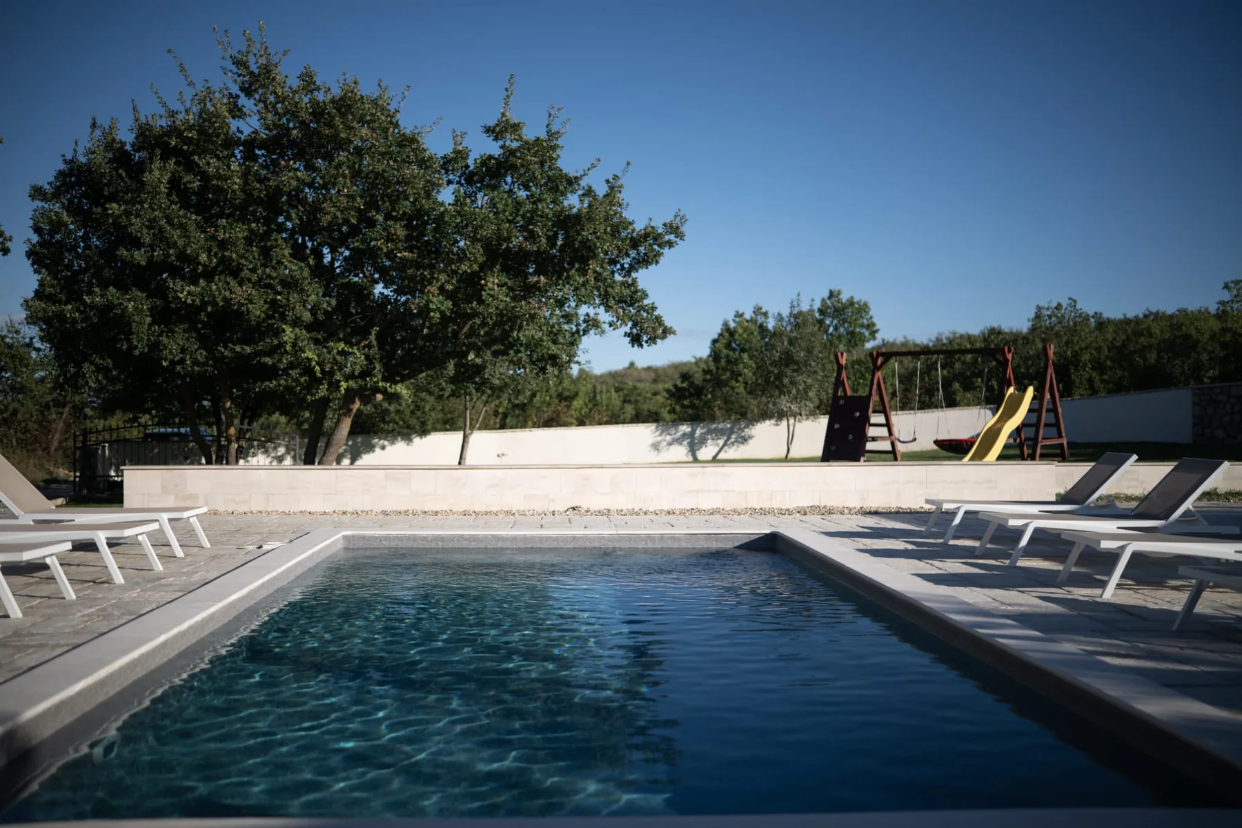 Bazen i ležaljke Villa Zen Garden